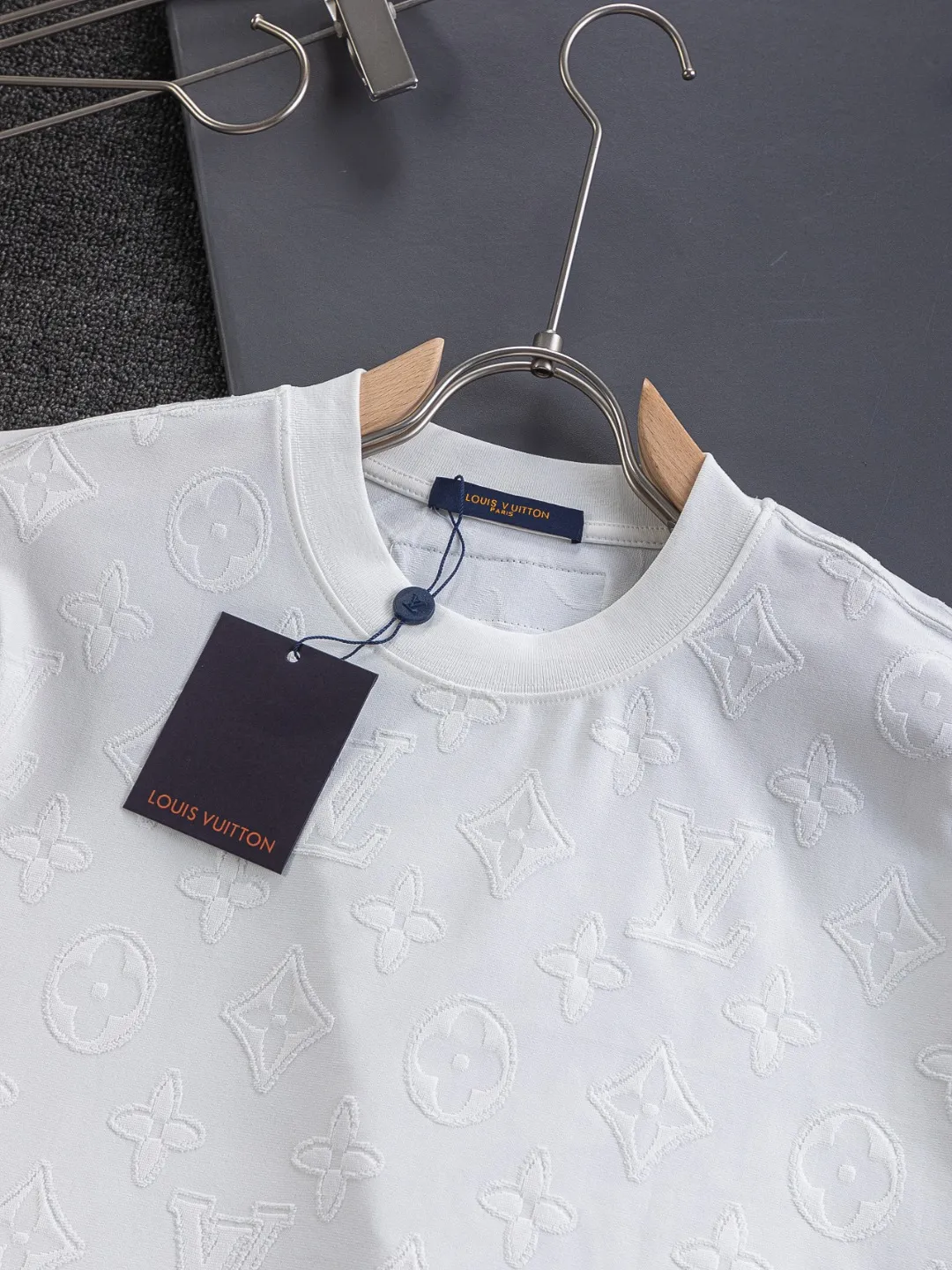 🅿️210 Louis Vuitton Louis Vuitton 1V Lujia slightly wide version S-XL LV25SS new product counter is available at the same time, clover presbyopia letters all over the jacquard large logo letters 🪡 embroidered round neck short-sleeved T-shirt, the same style for men and women! Synchronized with the official website, pure cotton fabrics at the counter! It is close to the skin and comfortable, durable and easy to wear. It has a classic and simple logo design and meticulous original craftsmanship. Short-sleeves, a must-have item for men, are not the same as the general public, but must be unique and eye-catching. This LV short-sleeve is all about quality, comfort, the same shape and fashion as always, including the fabric and cutting process. All efforts have been made! 320 grams of washed pure cotton fabric, pure cotton is breathable, very refreshing and comfortable for daily wear. The rib knitting on the neckline is smooth and tight, and the neckline will not be skewed if you toss it at will. The loose version, you will find that it looks really good on the upper body. The overall is minimalist and neat, super versatile for daily use! Pair it casually with a pair of pants for a youthful look. A T-shirt will make your outfit crazy. It is a fashionable item that can never go wrong! Black, white, size: S-XL Size chart: S: Shoulder width 50-Bust 54-Length 70 M: Shoulder width 52-Bust 56.5-Length 72 L: Shoulder width 54-Bust 59-Length 74 XL: Shoulder width 56-Bust 61.5-Length 76